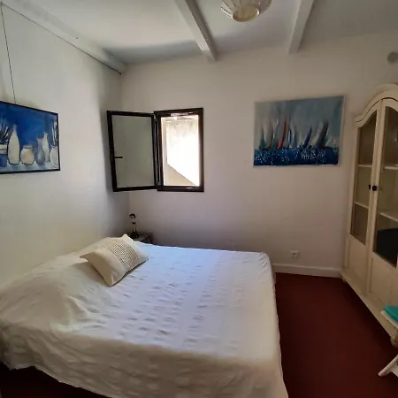 Au Rez-de-chaussee D'une Maison Apartament Hyères
